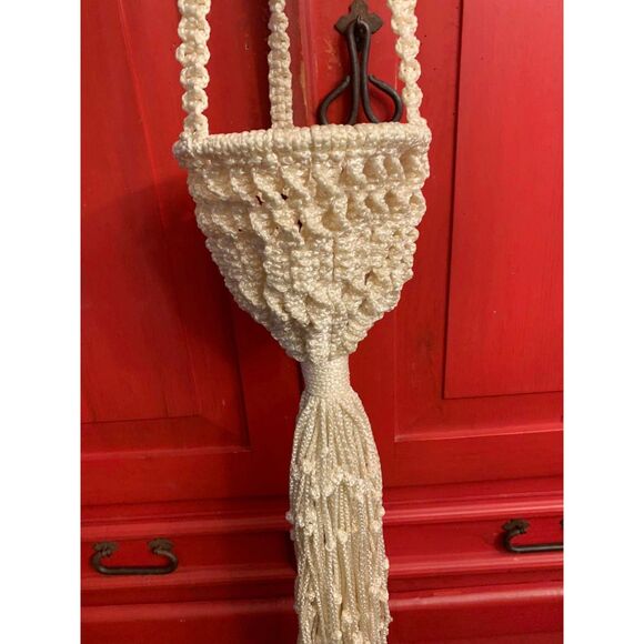 Vintage Macramé Plant Holder Hanger Ivory 50" Long Tassel Very Well Made EUC - Picture 2 of 5